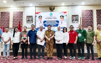 Kepala Badan Kesbangpol Sulut Johnny Suak (tengah) berfoto bersama perwakilan pengurus partai politik usai Penandatanganan Berita Acara Serah Terima (BAST) Bantuan Keuangan Parpol TA 2026 di Kantor Gubernur Sulut, Manado, Selasa (15/9/2026). (Foto: Istimewa)