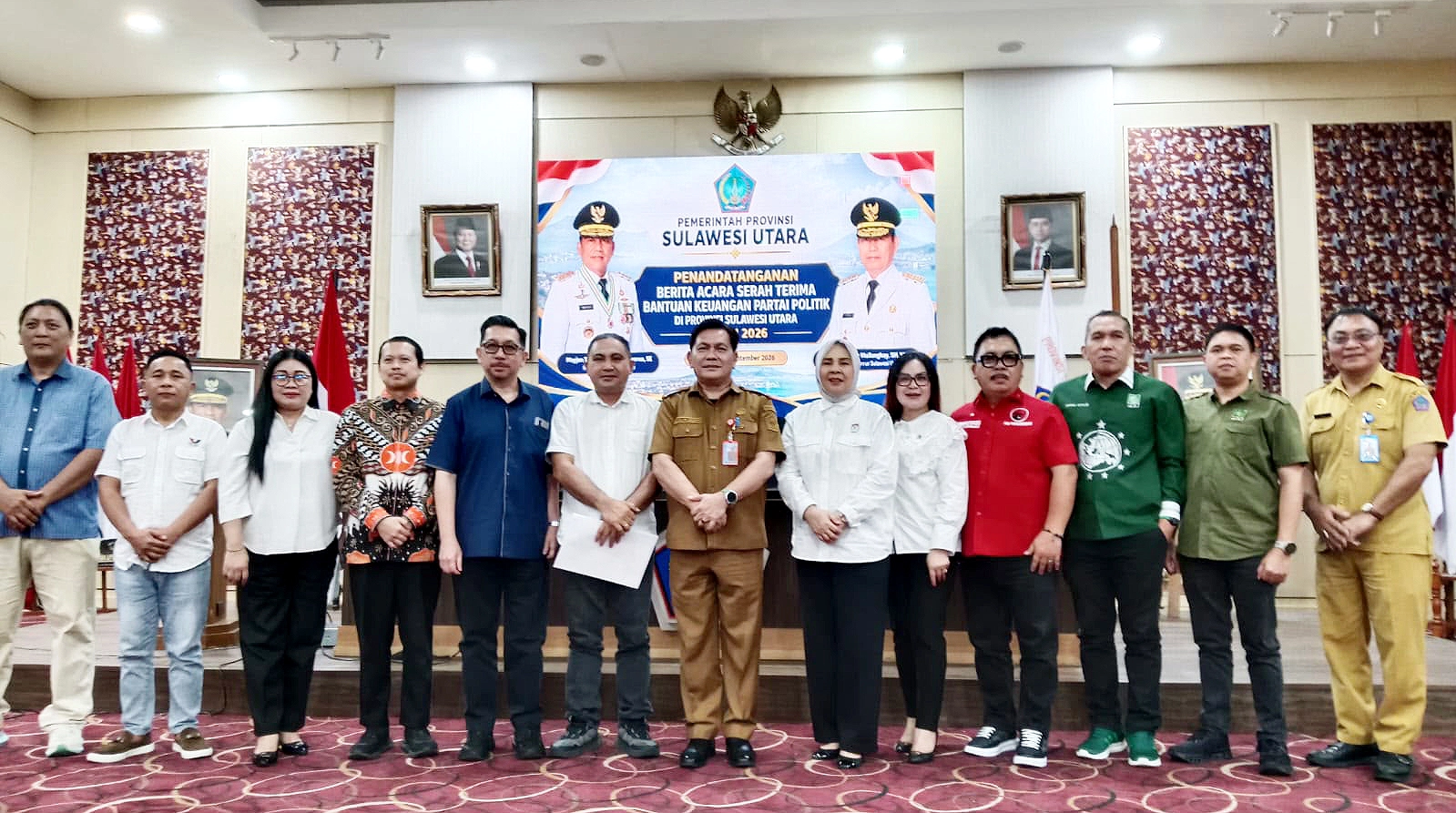 Kepala Badan Kesbangpol Sulut Johnny Suak (tengah) berfoto bersama perwakilan pengurus partai politik usai Penandatanganan Berita Acara Serah Terima (BAST) Bantuan Keuangan Parpol TA 2026 di Kantor Gubernur Sulut, Manado, Selasa (15/9/2026). (Foto: Istimewa)