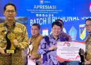 Walikota Bitung, Hengky Honandar, saat menerima penghargaan Terbaik III Program 3 Juta Rumah dari Wakil Kepala BPS RI, Sonny Harry Budiutomo Harmadi, di Hotel Claro Makassar, Jumat (18/9/2026). Melalui prestasi ini, Kota Bitung resmi mendapatkan alokasi 200 kuota bedah rumah. (Foto: Istimewa/Dok.SUDARA.ID)