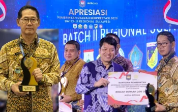 Walikota Bitung, Hengky Honandar, saat menerima penghargaan Terbaik III Program 3 Juta Rumah dari Wakil Kepala BPS RI, Sonny Harry Budiutomo Harmadi, di Hotel Claro Makassar, Jumat (18/9/2026). Melalui prestasi ini, Kota Bitung resmi mendapatkan alokasi 200 kuota bedah rumah. (Foto: Istimewa/Dok.SUDARA.ID)