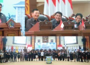 Gubernur Sulawesi Utara, Yulius, saat memaparkan penjelasan Rancangan Peraturan Daerah (Ranperda) tentang APBD Tahun Anggaran 2027 dalam Rapat Paripurna di Kantor DPRD Provinsi Sulut. (Foto: Istimewa)