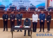 Sah! Gubernur Sulut Yulius Selvanus bersama pimpinan DPRD menandatangani persetujuan bersama Perda APBD-P 2026, Senin (21/9/2026). (Foto: Ridho L Tobing)