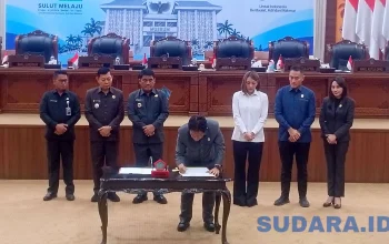 Sah! Gubernur Sulut Yulius Selvanus bersama pimpinan DPRD menandatangani persetujuan bersama Perda APBD-P 2026, Senin (21/9/2026). (Foto: Ridho L Tobing)