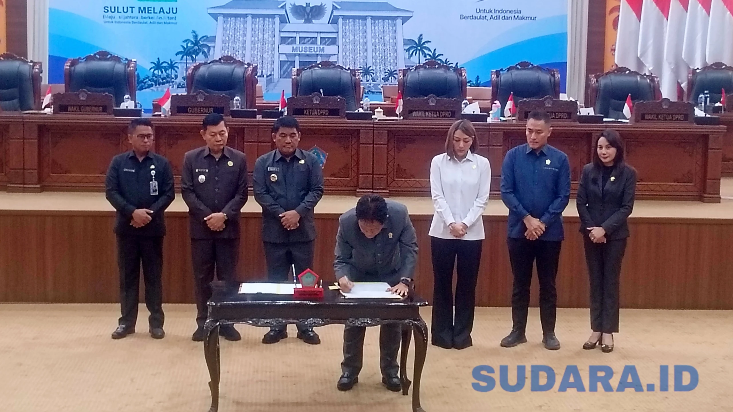 Sah! Gubernur Sulut Yulius Selvanus bersama pimpinan DPRD menandatangani persetujuan bersama Perda APBD-P 2026, Senin (21/9/2026). (Foto: Ridho L Tobing)