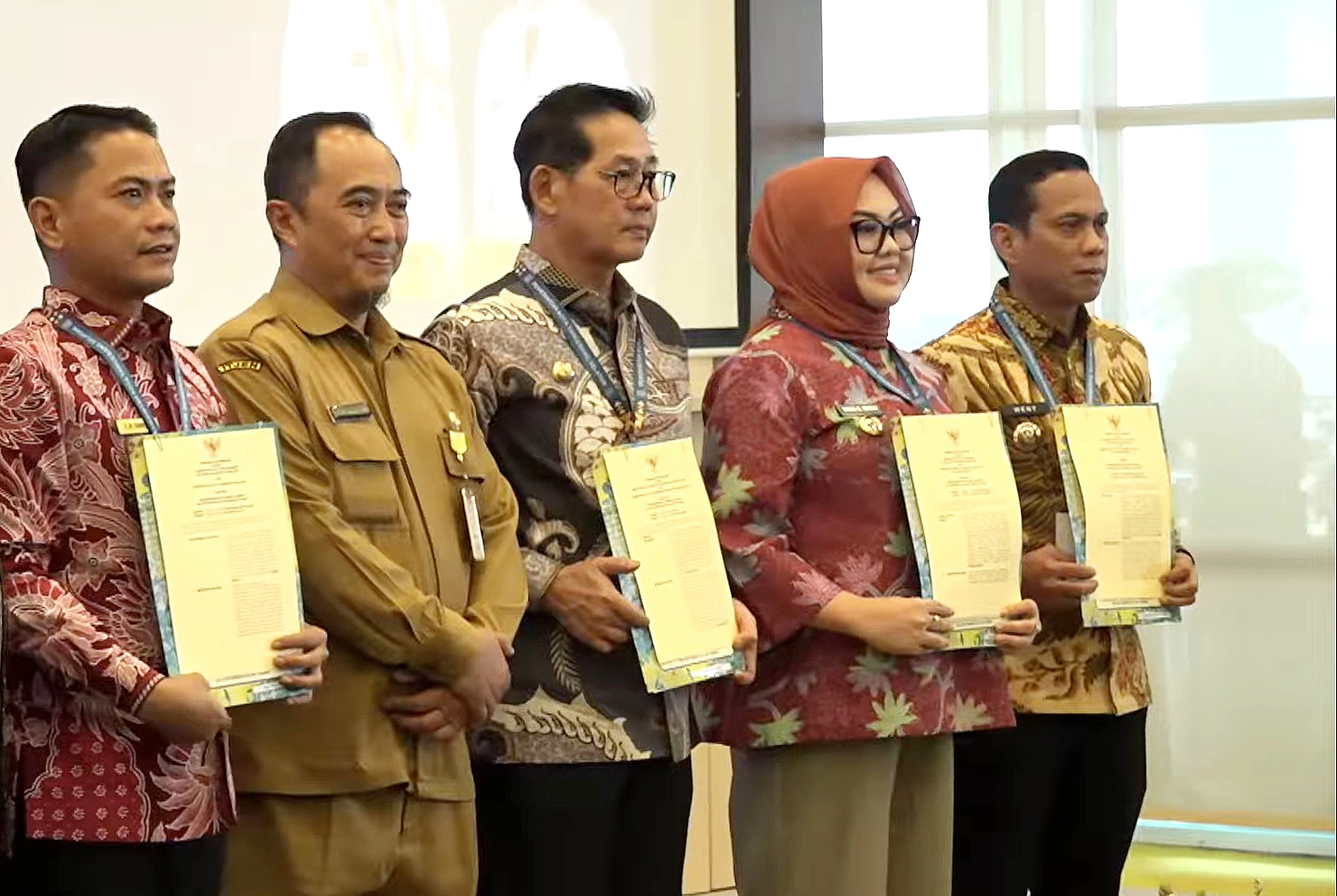 Walikota Bitung Hengky Honandar SE saat secara resmi menandatangani PKS Replikasi Aplikasi SISGITA bersama Pemerintah Kota Tangerang Selatan. (Foto: Istimewa)