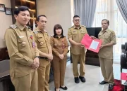 Wakil Bupati Minahasa Selatan Letjen (Purn) Theodorus Kawatu saat menyerahkan SK kepada Aldy Tumanduk S.Sos sebagai Plt. Camat Kumelembuai.
