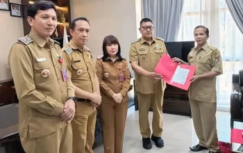 Wakil Bupati Minahasa Selatan Letjen (Purn) Theodorus Kawatu saat menyerahkan SK kepada Aldy Tumanduk S.Sos sebagai Plt. Camat Kumelembuai.