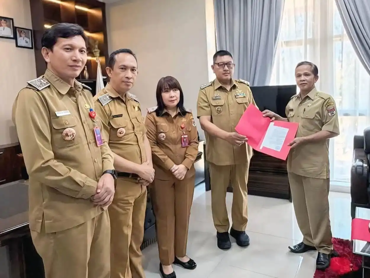 Wakil Bupati Minahasa Selatan Letjen (Purn) Theodorus Kawatu saat menyerahkan SK kepada Aldy Tumanduk S.Sos sebagai Plt. Camat Kumelembuai.