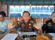Asintel Kejati Sulut, Eri Yudianto, S.H., M.H., (tengah) didampingi Kasipenkum Kejati Sulut, Irvan Bilaleya, S.H. (kanan). (Foto: Ridho L Tobing)
