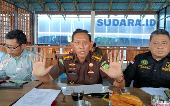 Asintel Kejati Sulut, Eri Yudianto, S.H., M.H., (tengah) didampingi Kasipenkum Kejati Sulut, Irvan Bilaleya, S.H. (kanan). (Foto: Ridho L Tobing)