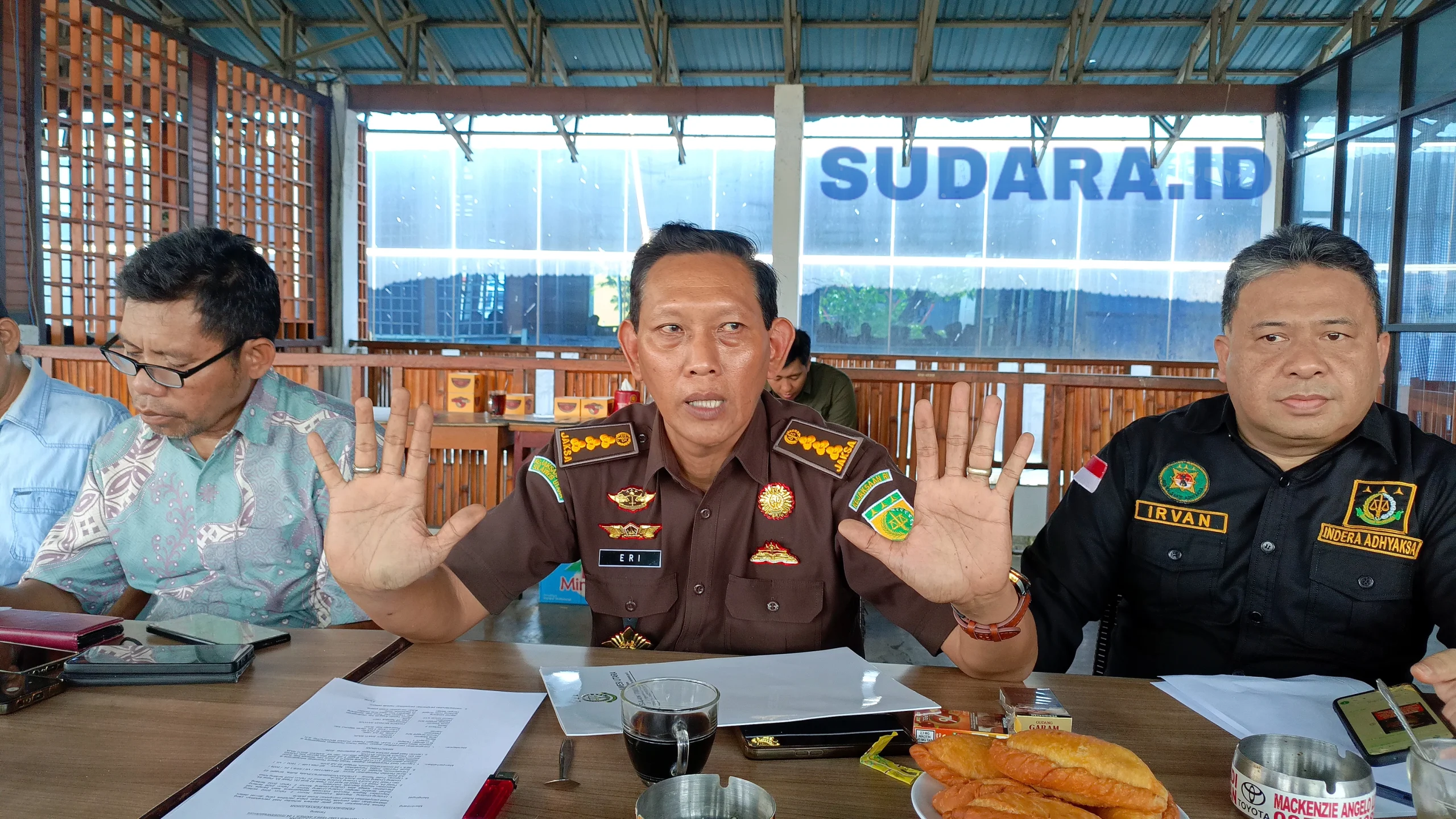 Asintel Kejati Sulut, Eri Yudianto, S.H., M.H., (tengah) didampingi Kasipenkum Kejati Sulut, Irvan Bilaleya, S.H. (kanan). (Foto: Ridho L Tobing)