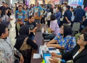 Antusias warga memanfaatkan layanan pemeriksaan kesehatan gratis dan konsultasi dokter spesialis yang digelar Pemprov Sulut di Atrium Mantos 3, Kamis (24/9/2026). (Foto: Istimewa)