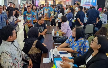 Antusias warga memanfaatkan layanan pemeriksaan kesehatan gratis dan konsultasi dokter spesialis yang digelar Pemprov Sulut di Atrium Mantos 3, Kamis (24/9/2026). (Foto: Istimewa)