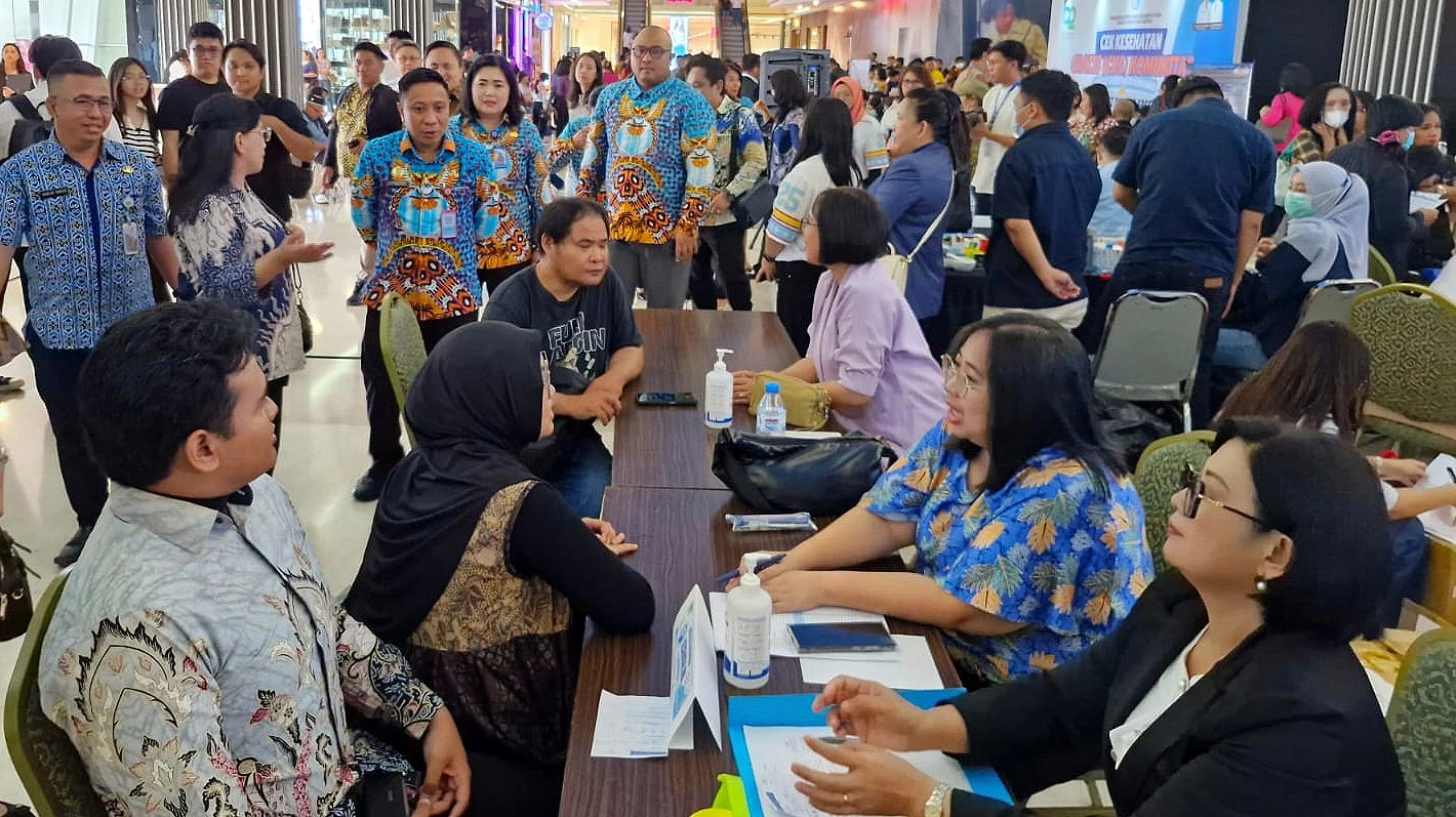 Antusias warga memanfaatkan layanan pemeriksaan kesehatan gratis dan konsultasi dokter spesialis yang digelar Pemprov Sulut di Atrium Mantos 3, Kamis (24/9/2026). (Foto: Istimewa)