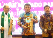 Gubernur Sulut Yulius Selvanus bersama Ketua BPMS GMIM Pdt. Adolf Wenas dan Ketua Panitia Recky Langie saat membuka secara resmi SMSI Ke-82 GMIM Tahun 2026. (Foto: Istimewa)
