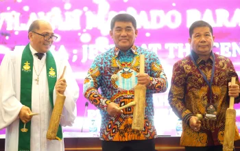 Gubernur Sulut Yulius Selvanus bersama Ketua BPMS GMIM Pdt. Adolf Wenas dan Ketua Panitia Recky Langie saat membuka secara resmi SMSI Ke-82 GMIM Tahun 2026. (Foto: Istimewa)