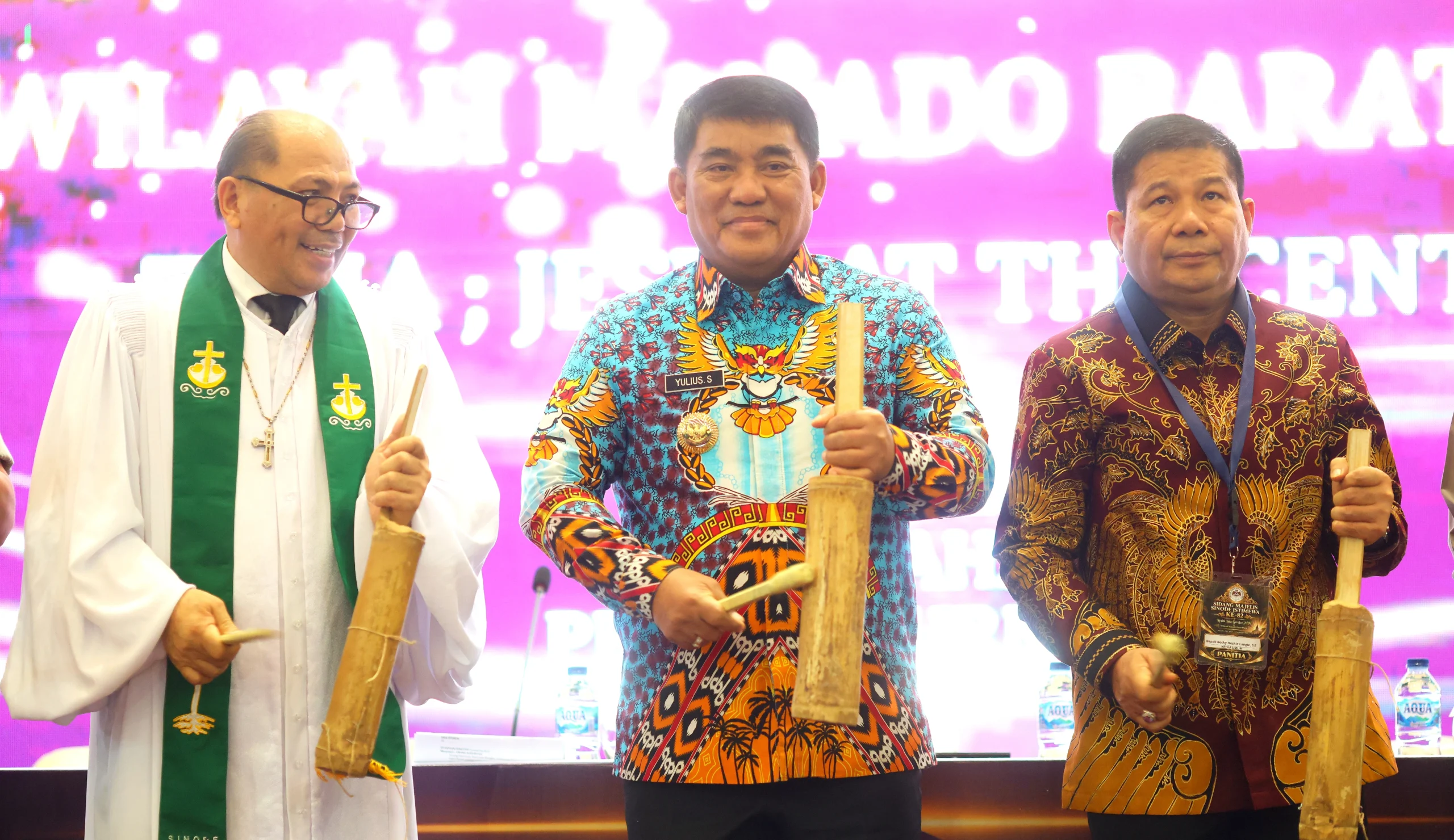 Gubernur Sulut Yulius Selvanus bersama Ketua BPMS GMIM Pdt. Adolf Wenas dan Ketua Panitia Recky Langie saat membuka secara resmi SMSI Ke-82 GMIM Tahun 2026. (Foto: Istimewa)