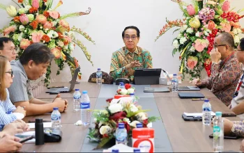 Pelaksana Tugas (Plt.) Rektor UNSRAT, Prof. Dr. Ir. Jamaluddin Jompa, M.Sc., saat memimpin Rapat Koordinasi Pimpinan bersama jajaran universitas di Manado, Jumat (25/9/2026). (Foto: Istimewa)