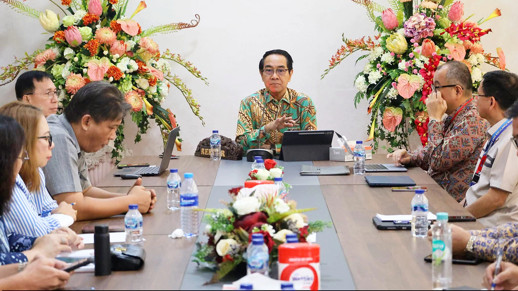 Pelaksana Tugas (Plt.) Rektor UNSRAT, Prof. Dr. Ir. Jamaluddin Jompa, M.Sc., saat memimpin Rapat Koordinasi Pimpinan bersama jajaran universitas di Manado, Jumat (25/9/2026). (Foto: Istimewa)