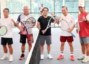 Plt. Rektor UNSRAT, Prof. Dr. Ir. Jamaluddin Jompa, M.Sc., saat bermain tenis bersama jajaran pimpinan dan dosen di Lapangan Tenis UNSRAT, Jumat (25/9/2026). Kegiatan ini digelar untuk memperkuat sinergi dan kebersamaan di lingkungan kampus. (Foto: Istimewa)