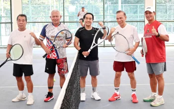 Plt. Rektor UNSRAT, Prof. Dr. Ir. Jamaluddin Jompa, M.Sc., saat bermain tenis bersama jajaran pimpinan dan dosen di Lapangan Tenis UNSRAT, Jumat (25/9/2026). Kegiatan ini digelar untuk memperkuat sinergi dan kebersamaan di lingkungan kampus. (Foto: Istimewa)