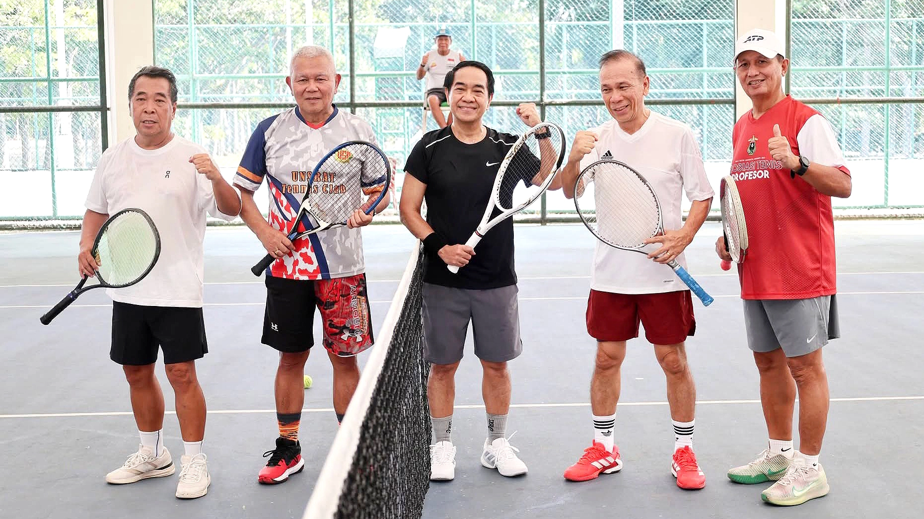 Plt. Rektor UNSRAT, Prof. Dr. Ir. Jamaluddin Jompa, M.Sc., saat bermain tenis bersama jajaran pimpinan dan dosen di Lapangan Tenis UNSRAT, Jumat (25/9/2026). Kegiatan ini digelar untuk memperkuat sinergi dan kebersamaan di lingkungan kampus. (Foto: Istimewa)