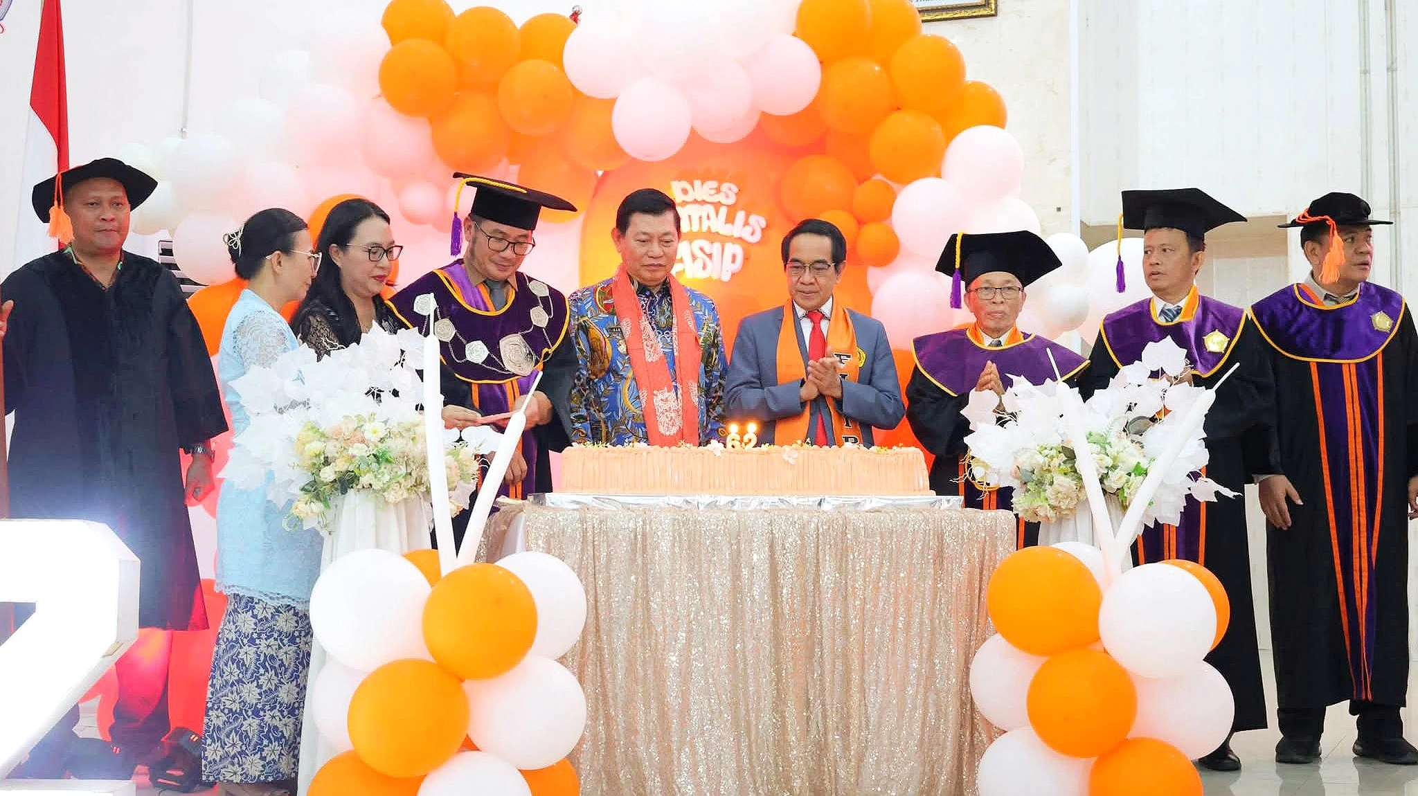 Plt. Rektor UNSRAT Prof. Dr. Ir. Jamaluddin Jompa, M.Sc, Wakil Gubernur Sulut Dr. J. Victor Mailangkay, S.H., M.H., dan Dekan FISIP UNSRAT (Dr. Ferry) berfoto bersama sivitas akademika dalam Puncak Dies Natalis ke-62 FISIP UNSRAT di Auditorium Prof. Soemitro Djojohadikoesoemo, Jumat (4/9/2026). (Foto: Istimewa)