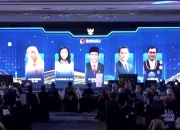 Dekan FISIP Unsrat, Dr. Ferry Daud Liando SIP MSi (paling kanan di layar videotron), sebagai salah satu dewan juri nasional Debat Hukum Pemilu Bawaslu RI 2026 di Jakarta. (Foto: Istimewa)