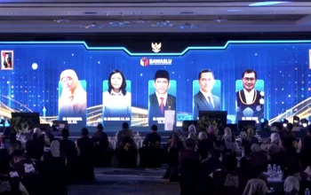 Dekan FISIP Unsrat, Dr. Ferry Daud Liando SIP MSi (paling kanan di layar videotron), sebagai salah satu dewan juri nasional Debat Hukum Pemilu Bawaslu RI 2026 di Jakarta. (Foto: Istimewa)