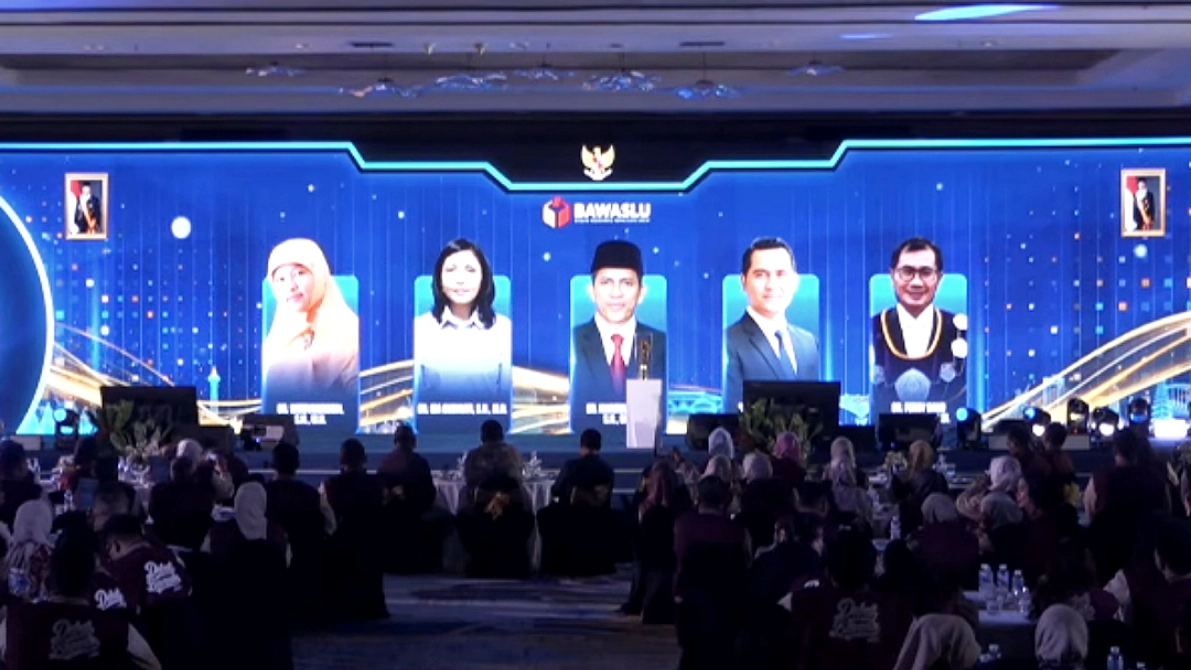 Dekan FISIP Unsrat, Dr. Ferry Daud Liando SIP MSi (paling kanan di layar videotron), sebagai salah satu dewan juri nasional Debat Hukum Pemilu Bawaslu RI 2026 di Jakarta. (Foto: Istimewa)