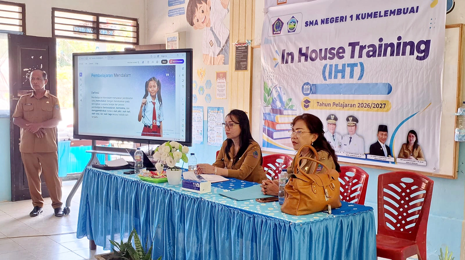 Suasana kegiatan In House Training (IHT) SMA Negeri 1 Kumelembuai saat mengevaluasi hasil Tes Kemampuan Akademik (TKA) guna memperkuat strategi belajar siswa. (Foto: untuk SUDARA.ID)
