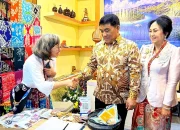 Gubernur Sulawesi Utara Mayjen TNI (Purn) Yulius Selvanus SE bersama Ketua Dekranasda Sulut Ny. Anik Yulius Selvanus saat meninjau stand pameran Kriyanusa 2026 di JICC Jakarta. (Foto: Istimewa)