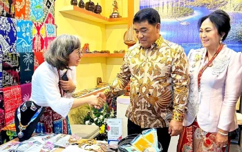 Gubernur Sulawesi Utara Mayjen TNI (Purn) Yulius Selvanus SE bersama Ketua Dekranasda Sulut Ny. Anik Yulius Selvanus saat meninjau stand pameran Kriyanusa 2026 di JICC Jakarta. (Foto: Istimewa)