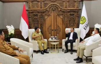 Pertemuan Gubernur Sulut Yulius Selvanus dan Menteri ESDM Bahlil Lahadalia di Jakarta, membahas percepatan legalitas tambang rakyat demi keadilan ekonomi di Bumi Nyiur Melambai. (Foto: Istimewa)