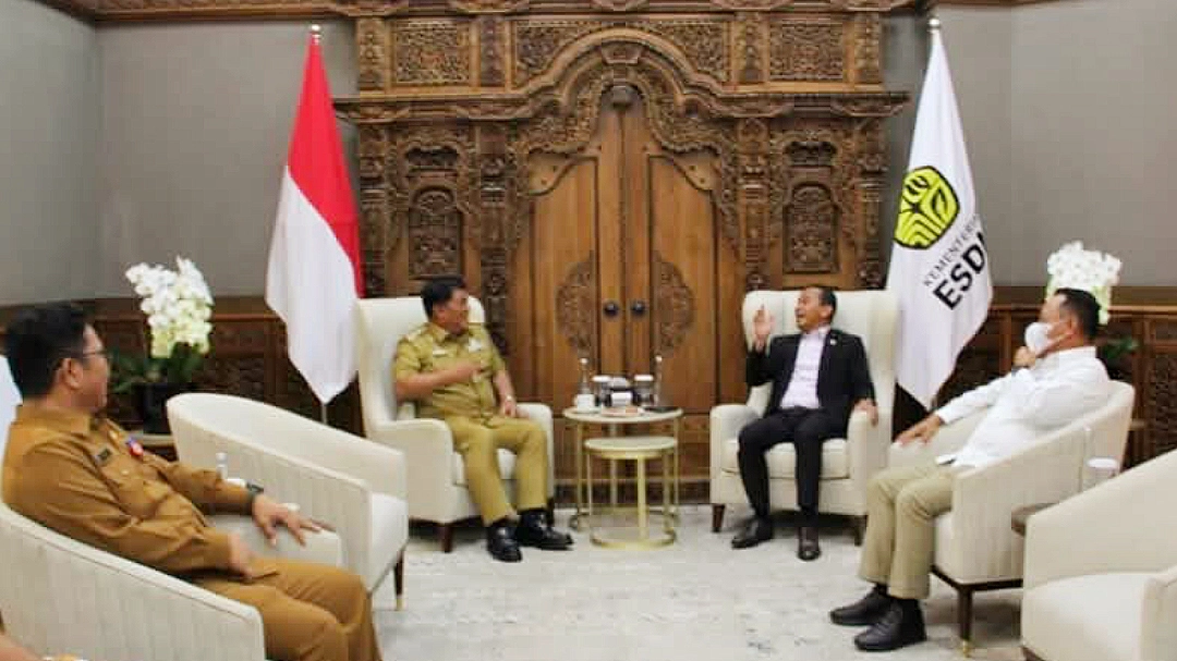 Pertemuan Gubernur Sulut Yulius Selvanus dan Menteri ESDM Bahlil Lahadalia di Jakarta, membahas percepatan legalitas tambang rakyat demi keadilan ekonomi di Bumi Nyiur Melambai. (Foto: Istimewa)