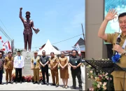 Wakil Gubernur Sulut, Dr. J Victor Mailangkay, S.H., M.H., saat menyampaikan sambutan dan pesan patriotisme Gubernur Sulut Mayjen TNI (Purn.) Yulius Selvanus SE pada peresmian Monumen Pahlawan Nasional Pierre Tendean di Remboken, Minahasa. (Foto: Istimewa)