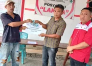 Penjabat Hukum Tua Desa Kumelembuai Satu Rivo Mongkaren SE saat menyerahkan BLT ke salah satu Keluarga Penerima Manfaat (KPM).