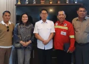 Walikota Bitung Hengky Honandar saat menerima kunjungan pimpinan PT Zefry Teknologi Jaya (ZTECH) dan PT Permesta Lima Tujuh (PLT) di ruang kerja, membahas rencana investasi industri EBT berbasis limbah di Kota Bitung, Jumat (2/10/2026). (Foto: Istimewa)