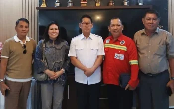 Walikota Bitung Hengky Honandar saat menerima kunjungan pimpinan PT Zefry Teknologi Jaya (ZTECH) dan PT Permesta Lima Tujuh (PLT) di ruang kerja, membahas rencana investasi industri EBT berbasis limbah di Kota Bitung, Jumat (2/10/2026). (Foto: Istimewa)
