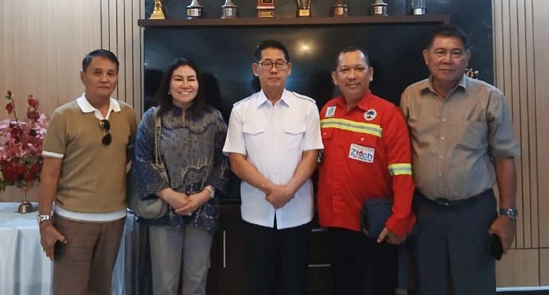 Walikota Bitung Hengky Honandar saat menerima kunjungan pimpinan PT Zefry Teknologi Jaya (ZTECH) dan PT Permesta Lima Tujuh (PLT) di ruang kerja, membahas rencana investasi industri EBT berbasis limbah di Kota Bitung, Jumat (2/10/2026). (Foto: Istimewa)