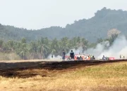 Asap mengepul dari area kebakaran lahan dekat landas pacu Bandara Sam Ratulangi Manado yang terjadi pada Selasa (6/10/2026) siang. Api kini telah berhasil dipadamkan oleh tim gabungan. (Foto: Otban VIII untuk SUDARA.ID)