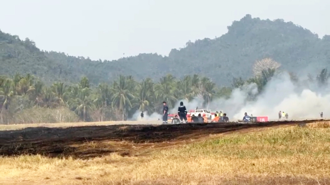 Asap mengepul dari area kebakaran lahan dekat landas pacu Bandara Sam Ratulangi Manado yang terjadi pada Selasa (6/10/2026) siang. Api kini telah berhasil dipadamkan oleh tim gabungan. (Foto: Otban VIII untuk SUDARA.ID)