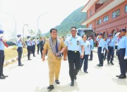 Gubernur Sulawesi Utara, Mayjen TNI (Purn) Yulius Selvanus, S.E., didampingi Kepala SMA Taruna Nusantara Kampus Langowan, Brigjen TNI (Cpn) Rhino Charles Tuwo, saat meninjau fasilitas sekolah jelang peresmian di Kabupaten Minahasa, Selasa (6/10/2026). (Foto: Istimewa)