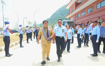 Gubernur Sulawesi Utara, Mayjen TNI (Purn) Yulius Selvanus, S.E., didampingi Kepala SMA Taruna Nusantara Kampus Langowan, Brigjen TNI (Cpn) Rhino Charles Tuwo, saat meninjau fasilitas sekolah jelang peresmian di Kabupaten Minahasa, Selasa (6/10/2026). (Foto: Istimewa)