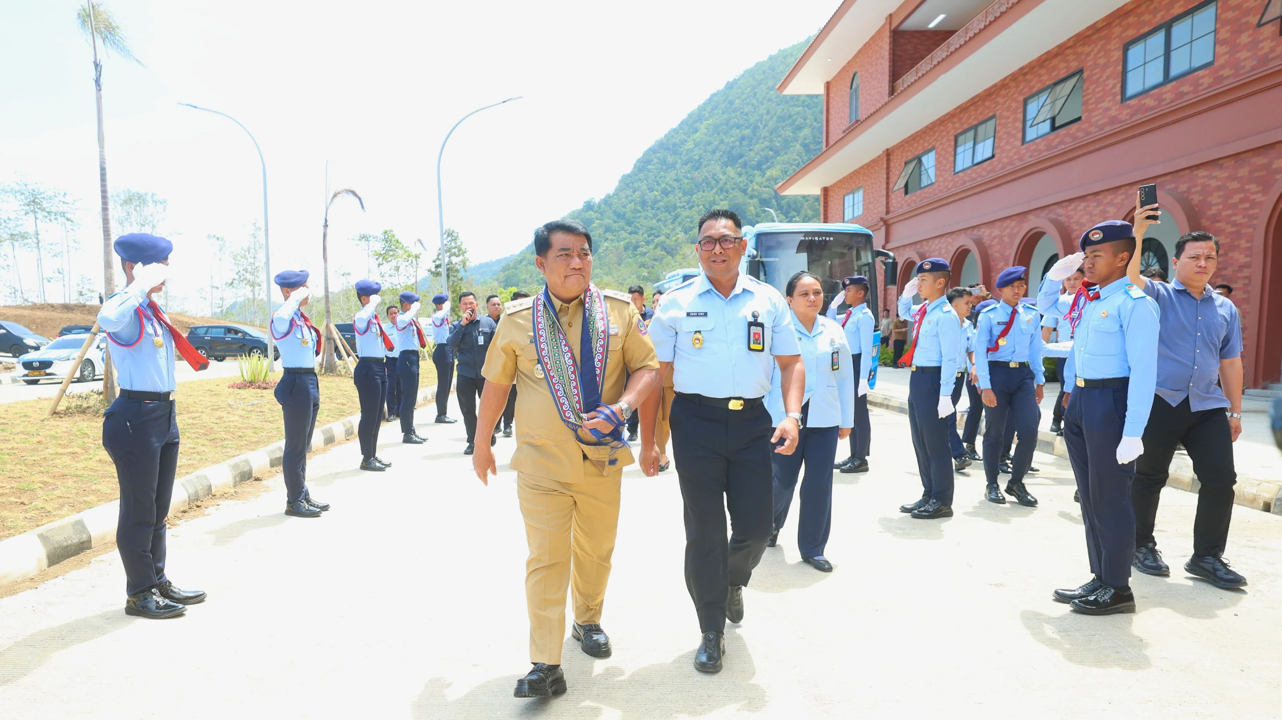 Gubernur Sulawesi Utara, Mayjen TNI (Purn) Yulius Selvanus, S.E., didampingi Kepala SMA Taruna Nusantara Kampus Langowan, Brigjen TNI (Cpn) Rhino Charles Tuwo, saat meninjau fasilitas sekolah jelang peresmian di Kabupaten Minahasa, Selasa (6/10/2026). (Foto: Istimewa)