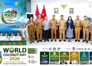 Gubernur Sulawesi Utara, Mayjen TNI (Purn) Yulius Selvanus, S.E., bersama Direktur Eksekutif ICC, Dr. Jelfina C. Alouw, saat mematangkan persiapan acara. (Kiri) Flyer resmi World Coconut Day (WCD) 2026 yang dihelat di Manado, 7–10 Oktober 2026, mengusung misi hilirisasi dan penguatan poros kelapa dunia. (Dok. Istimewa)