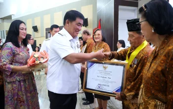 Gubernur Sulawesi Utara Mayjen TNI (Purn) Yulius Selvanus SE didampingi Ketua TP PKK Ny. Anik Yulius Selvanus menyerahkan penghargaan kepada pasangan keluarga harmonis di HUT ke-64 PWRI, Rabu (7/10/2026). (Foto: Istimewa)