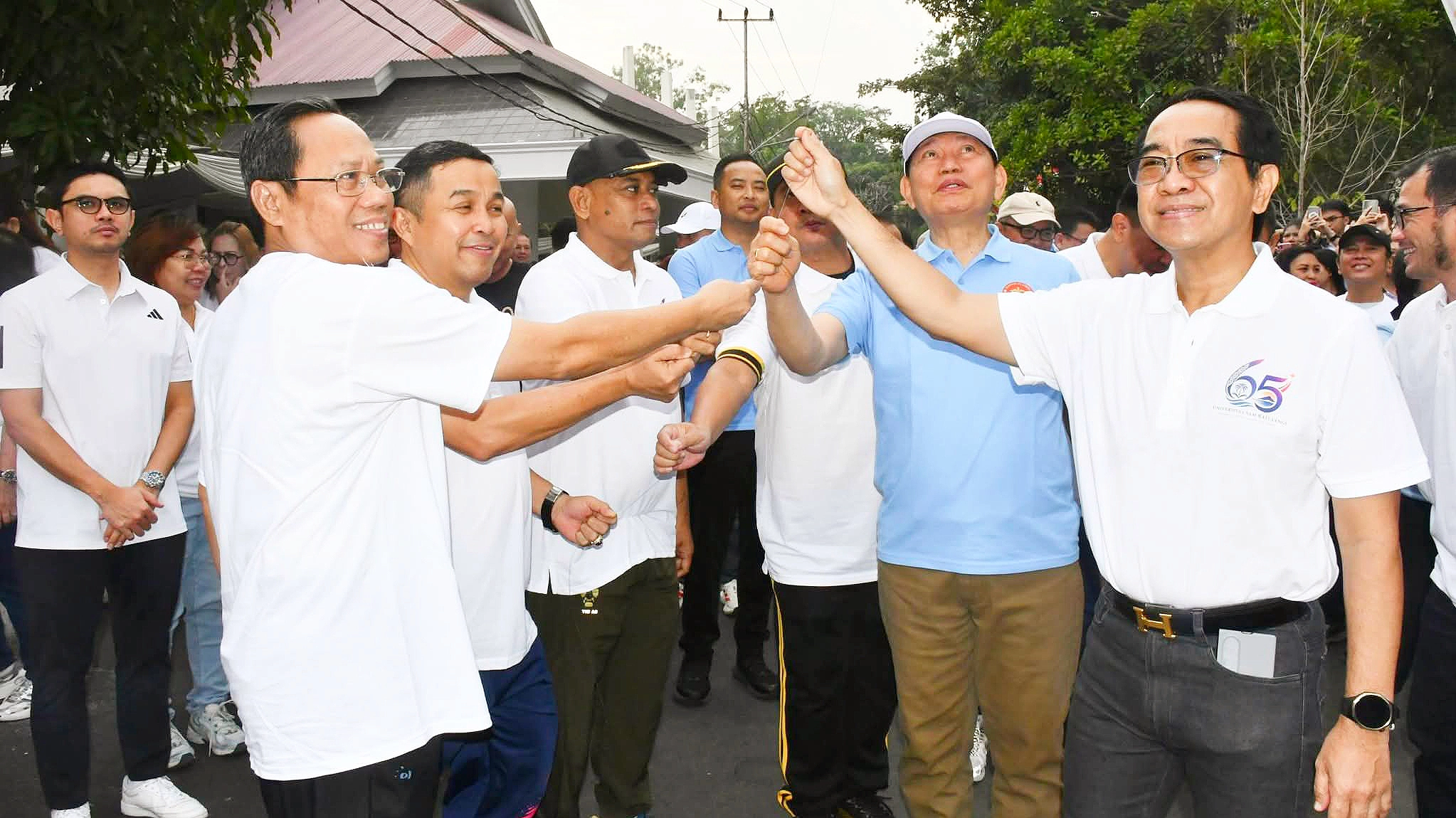 Momen kebersamaan Plt. Rektor UNSRAT Prof. Jamaluddin Jompa dan Wagub Sulut Victor Mailangkay bersama jajaran Forkopimda dan mitra strategis pada pembukaan Dies Natalis ke-65 UNSRAT, Jumat (9/10). (Foto: Istimewa)