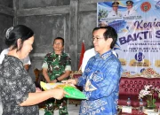 Wujud nyata kepedulian kampus untuk masyarakat. Plt. Rektor Unsrat, Prof. Dr. Ir. Jamaluddin Jompa, M.Sc., menyerahkan secara langsung bantuan sembako kepada warga Desa Tounelet, Minahasa, dalam rangkaian Bakti Sosial IKA Unhas Sulut & Dies Natalis ke-65 Unsrat. (Foto: Istimewa)
