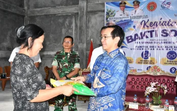 Wujud nyata kepedulian kampus untuk masyarakat. Plt. Rektor Unsrat, Prof. Dr. Ir. Jamaluddin Jompa, M.Sc., menyerahkan secara langsung bantuan sembako kepada warga Desa Tounelet, Minahasa, dalam rangkaian Bakti Sosial IKA Unhas Sulut & Dies Natalis ke-65 Unsrat. (Foto: Istimewa)